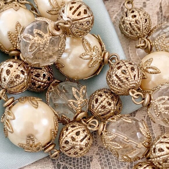 Elaborate large pearl and faceted crystal filagree 28” Long necklace - Picture 6 of 9